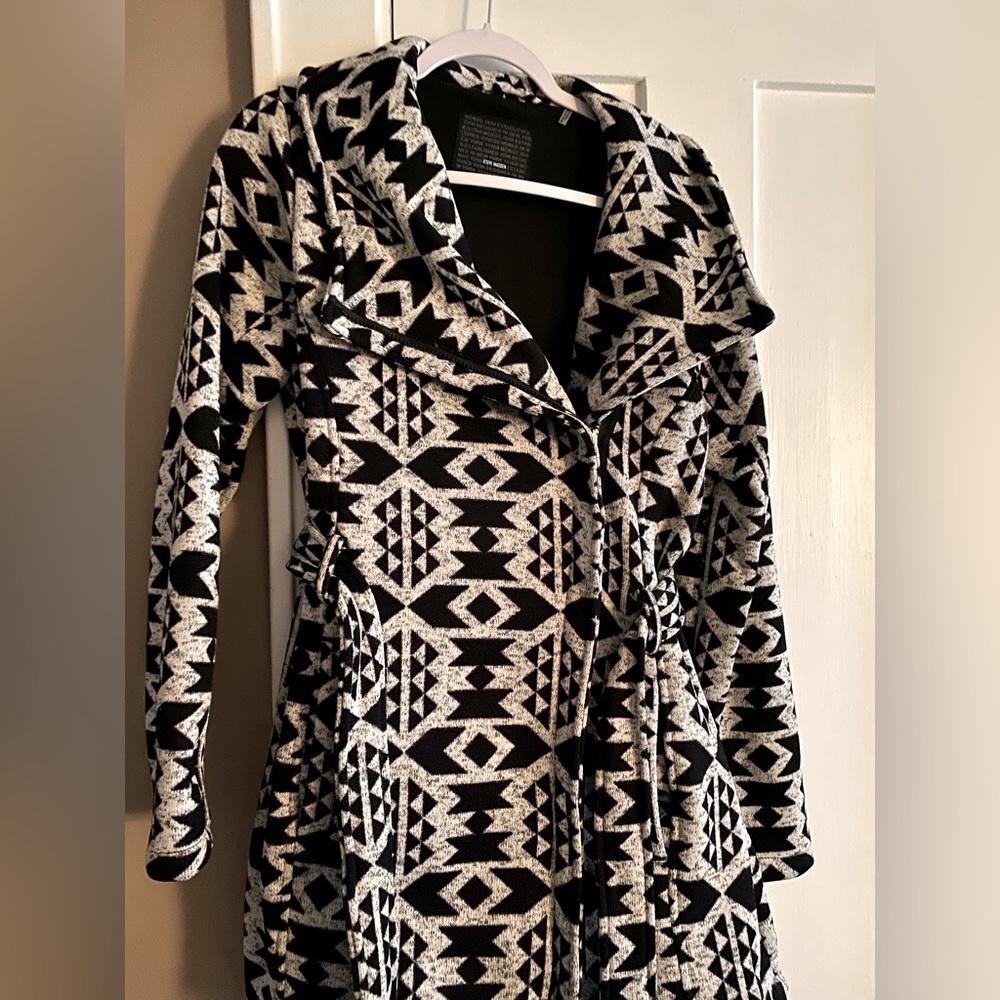 Steve Madden White & Black Geometric Fleece Wrap Jacket